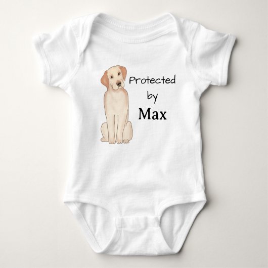 Protected By Max (Name) Yellow Lab Baby Strampler (Vorderseite)
