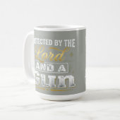 Protected by the Lord and a Gun Kaffeetasse (Vorderseite Links)