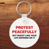 Protest friedlich, aber widerstehen schlüsselanhänger (Vorderseite)