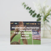 Protest ist die patriotische First Amendment-Resis Postkarte (Stehend Vorderseite)