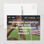 Protest ist die patriotische First Amendment-Resis Postkarte (Vorne/Hinten)