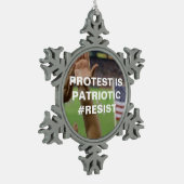 Protest ist Patriotic Resist Flag Snowflake Schneeflocken Zinn-Ornament (Links)