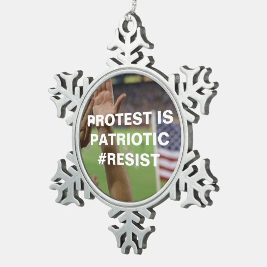Protest ist Patriotic Resist Flag Snowflake Schneeflocken Zinn-Ornament (Rechts)