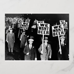 Protestaktion für Bier in den Vintagen 1950er Jahr Folien Feiertagspostkarte
