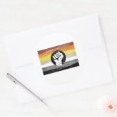 Protestflagge mit Bärenfarbe Runder Aufkleber (Umschlag)