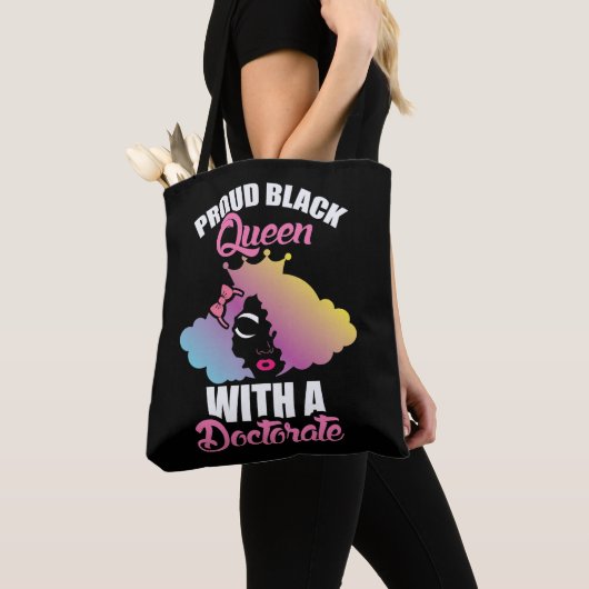 Proud Black Queen mit Doktorat-Doktorat-Abschluss Tasche (Von Nahem)