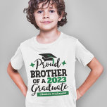 Proud Brother 2022 Absolvent schwarzen grünen Name T-Shirt<br><div class="desc">Feiern Sie den Abschluss Ihres Bruders oder Ihrer Schwester mit diesem modernen T - Shirt mit einem "Proud BROTHER of a 2022 Graduate" Typografie in schwarz und grün; passen Sie diesen T - Shirt einfach mit dem Abschluss Jahr und dem Namen des Absolventen durch Bearbeiten der Vorlagenfelder an. Dieser T...</div>