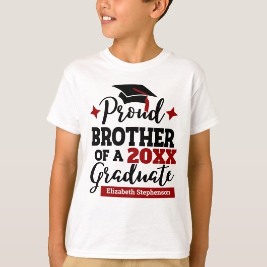 Proud Brother 2023 Graduierte schwarz rote Kapselb T-Shirt (Vorderseite)