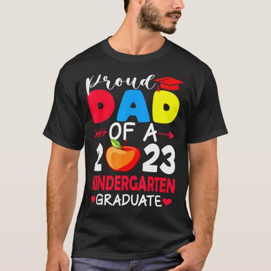 Proud Dad Of 2023 Kindergarten Graduation Father s T-Shirt (Vorderseite)