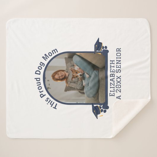 Proud Dog Mum ist ein Senior - Custom Abschluss Sherpadecke (Vorderseite (Horizontal))