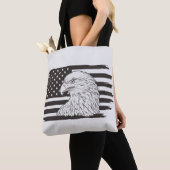 Proud Eagle mit amerikanischer Flagge Tasche (Von Nahem)