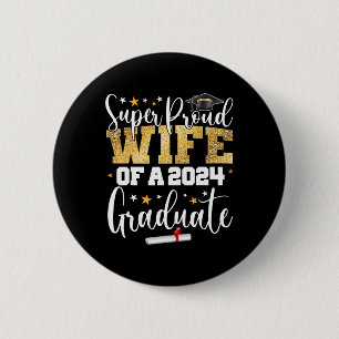 Proud Ehefrau 2024 Graduate Senior Abschluss Uni Button
