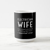 Proud-Ehefrau eines elektrischen Zitats Kaffeetasse (Mittel)
