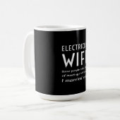 Proud-Ehefrau eines elektrischen Zitats Kaffeetasse (Vorderseite Links)