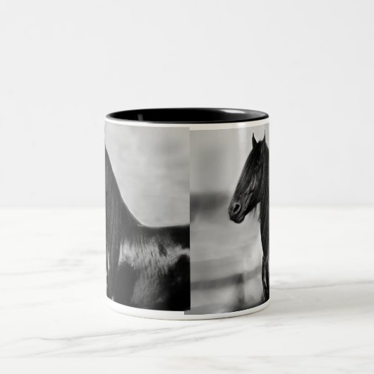 Proud Friesian Black Hengst Zweifarbige Tasse (Mittel)