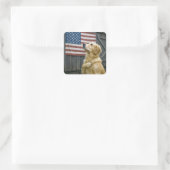 Proud Golden Retriever With American Flag Quadratischer Aufkleber (Tasche)