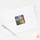 Proud Golden Retriever With American Flag Quadratischer Aufkleber (Umschlag)