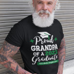 Proud Grandpa 2023 Grüne Kappenbezeichnung T-Shirt<br><div class="desc">Feiern Sie den Abschluss Ihres Enkels oder Großaukers mit diesem modernen T - Shirt mit einem "Proud GRANDPA eines Graduate 2023" Typografie in Weiß und Grün; passen Sie diesen T - Shirt einfach mit dem Abschluss Jahr und dem Namen des Absolventen durch Bearbeiten der Vorlagenfelder an. Dieser T - Shirt...</div>