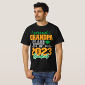 Proud GRANDPA der Klasse 2023 MODERNES SCRIPT GRAD T-Shirt (Vorne ganz)