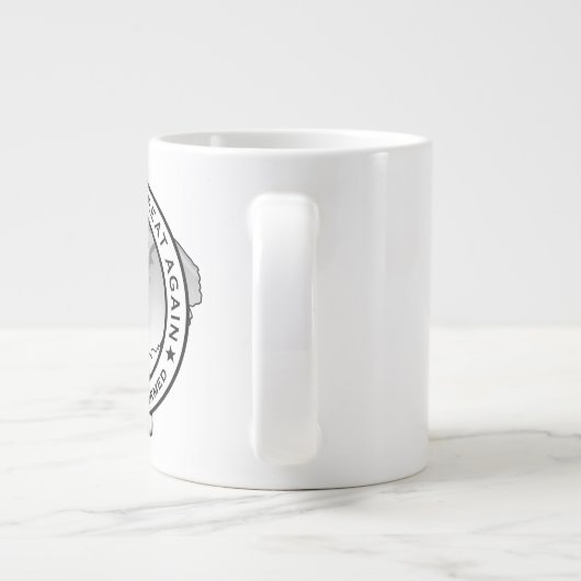 "PROUD & INFORMED" 20oz Jumbo-Tasse (Rückseite)