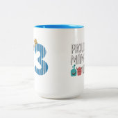 Proud Mama von drei Zweifarbige Tasse (Mittel)