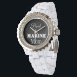 Proud Marine Mama Watch Armbanduhr<br><div class="desc">Herzlichen Glückwunsch, Sie sind eine Marine Mama, Sie haben einen Sohn oder eine Tochter im United Staaten Marine Corps, die das Boot Camp abgeschlossen hat und Sie sind offiziell eine Mutter der Marine. Sie sind patriotisch und Liebe, um über das USMC und das Militär zu prahlen. Also tragen Sie diese...</div>