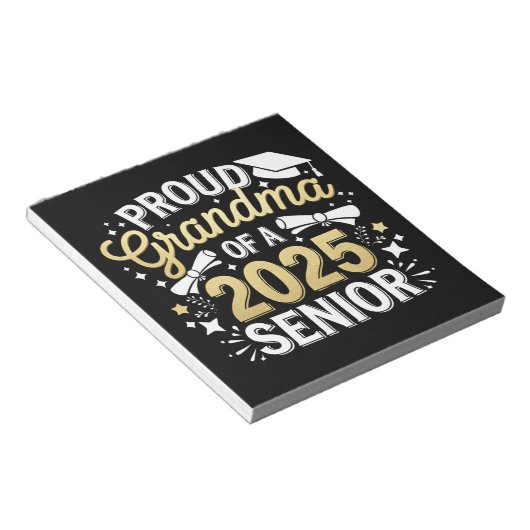 Proud Oma eines Abschlusses mit Abschluss 2025 Gol Notizblock (angewinkelt)