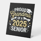 Proud Oma eines Abschlusses mit Abschluss 2025 Gol Sockelschild (Vorderseite)