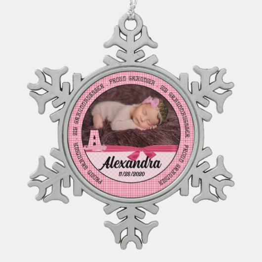 Proud Oma Pink New Baby Monogoram Schneeflocken Zinn-Ornament (Vorderseite)