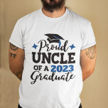 Proud Onkel 2022 Absolvent schwarzen blauen Tassel T-Shirt<br><div class="desc">Feiern Sie den Abschluss Ihrer Nichte oder Neffen mit diesem modernen T - Shirt mit einem "Proud UNCLE of a 2022 Graduate"-Typografie in Schwarz und Blau; passen Sie diesen T - Shirt einfach mit dem Abschluss Jahr, indem Sie das Vorlagenfeld bearbeiten. Dieser T - Shirt ist Teil unserer "Abschluss Family...</div>