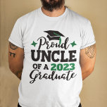 Proud Onkel 2022 Absolvent schwarzen grünen Tassel T-Shirt<br><div class="desc">Feiern Sie den Abschluss Ihrer Nichte oder Neffen mit diesem modernen T - Shirt mit einem "Proud UNCLE of a 2022 Graduate"-Typografie in Schwarz und Grün; passen Sie diesen T - Shirt einfach mit dem Abschluss Jahr durch Bearbeiten des Vorlagenfeldes an. Dieser T - Shirt ist Teil unserer "Abschluss Family...</div>