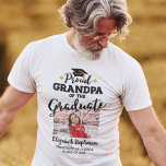 Proud Opa des Graduierten Foto Name T - Shirt<br><div class="desc">Feiern Sie den Abschluss Ihres Enkels oder Großaukers mit diesem modernen T - Shirt mit einer "Proud GRANDPA of the Graduate"-Caption in schwarzen, zeitgenössischen Schriftart, die mit einer Graduierenkappe mit einer goldenen Tassel dekoriert sind. Anpassen Sie diesen T - Shirt einfach mit einem Bild des Absolventen, des Abschlusses und des...</div>
