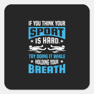 Proud Swimming Zitat Geschenke Schwimmer Sprichwor Quadratischer Aufkleber