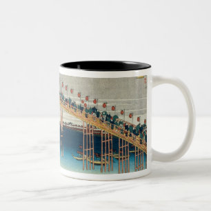 Prozession über einer Brücke (Farbewoodblock Zweifarbige Tasse