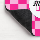 Prüflichtes, heißrosa geometrisches Retro-Monogram Mousepad (Ecke)