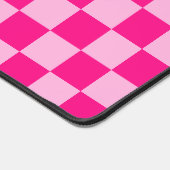 Prüflichtes, heißrosa geometrisches Retro-Monogram Schreibtischunterlage (Ecke)