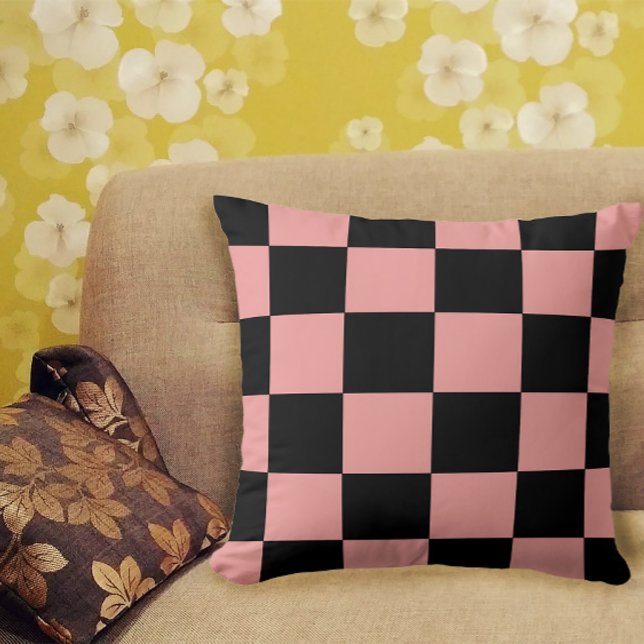 Prüfplatinenmuster Retro Rosa und Schwarz Kissen (A pretty throw pillow with a pink and black checkerboard pattern)