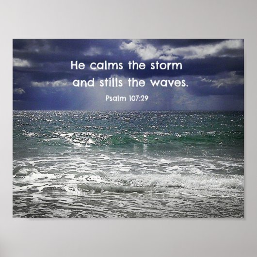 Psalm 107:29 Er beruhigt den Sturm und stillt die. Poster (Vorne)