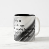 Psalm 1:1 zweifarbige tasse (VorderseiteRechts)