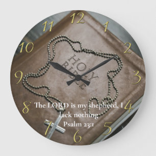 Psalm 23:1 Heilige Bibel mit Silberkreuz darauf Große Wanduhr