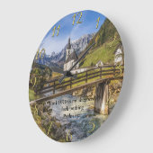 Psalm 23:1 Kirche in der Nähe des Berges mit Fluss Große Wanduhr (Winkel)