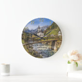 Psalm 23:1 Kirche in der Nähe des Berges mit Fluss Große Wanduhr (Zuhause)