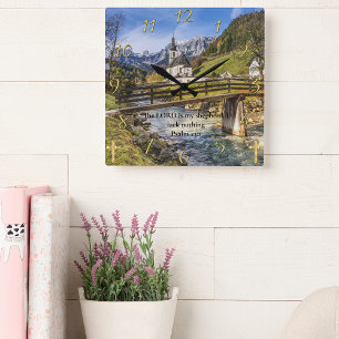 Psalm 23:1 Kirche in der Nähe des Berges mit Fluss Quadratische Wanduhr