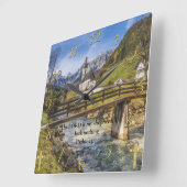 Psalm 23:1 Kirche in der Nähe des Berges mit Fluss Quadratische Wanduhr (Winkel)