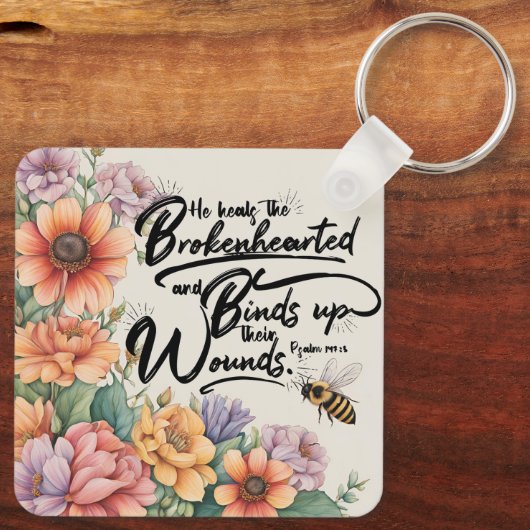 Psalmen 147:3 Christliches Bibelverse-Bild Schlüsselanhänger (Rückseite)