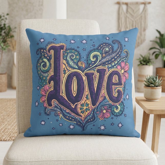 Psychedelic Boho Liebe Letting mit floraler Akzent Kissen (Psychedelic Boho Love Lettering with Floral Throw Pillow Mockup A)