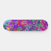 Psychedelisch farbige Rot- und Lila-Blumen Skateboard (Horizontal)