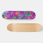 Psychedelisch farbige Rot- und Lila-Blumen Skateboard (Horizontal)