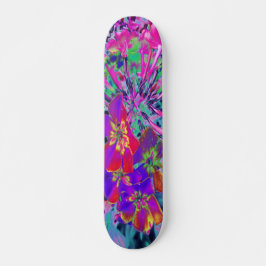Psychedelisch farbige Rot- und Lila-Blumen Skateboard