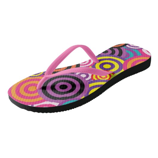 Psychedelisch Retro 60er Spirals Circles Design Badesandalen (Schrägansicht)